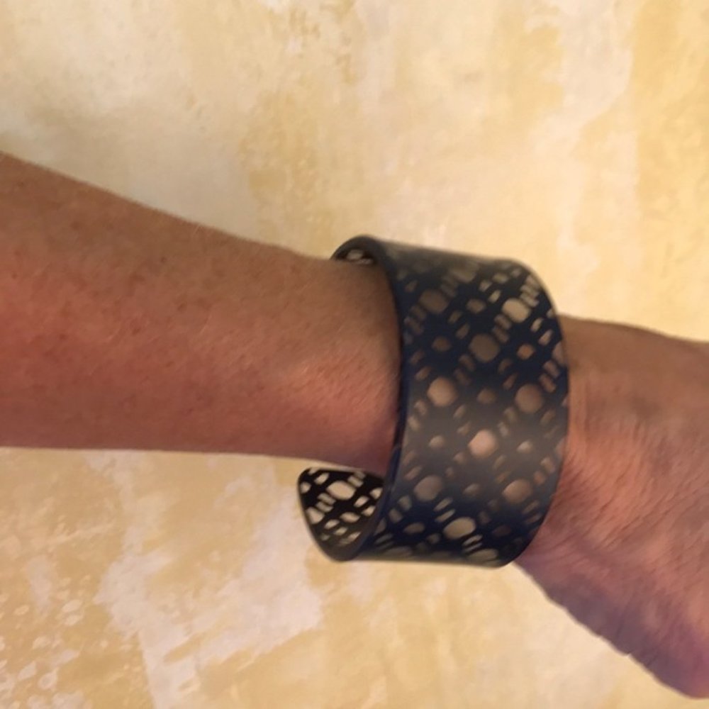 Navy Mesh Cuff - Picture 3 of 3